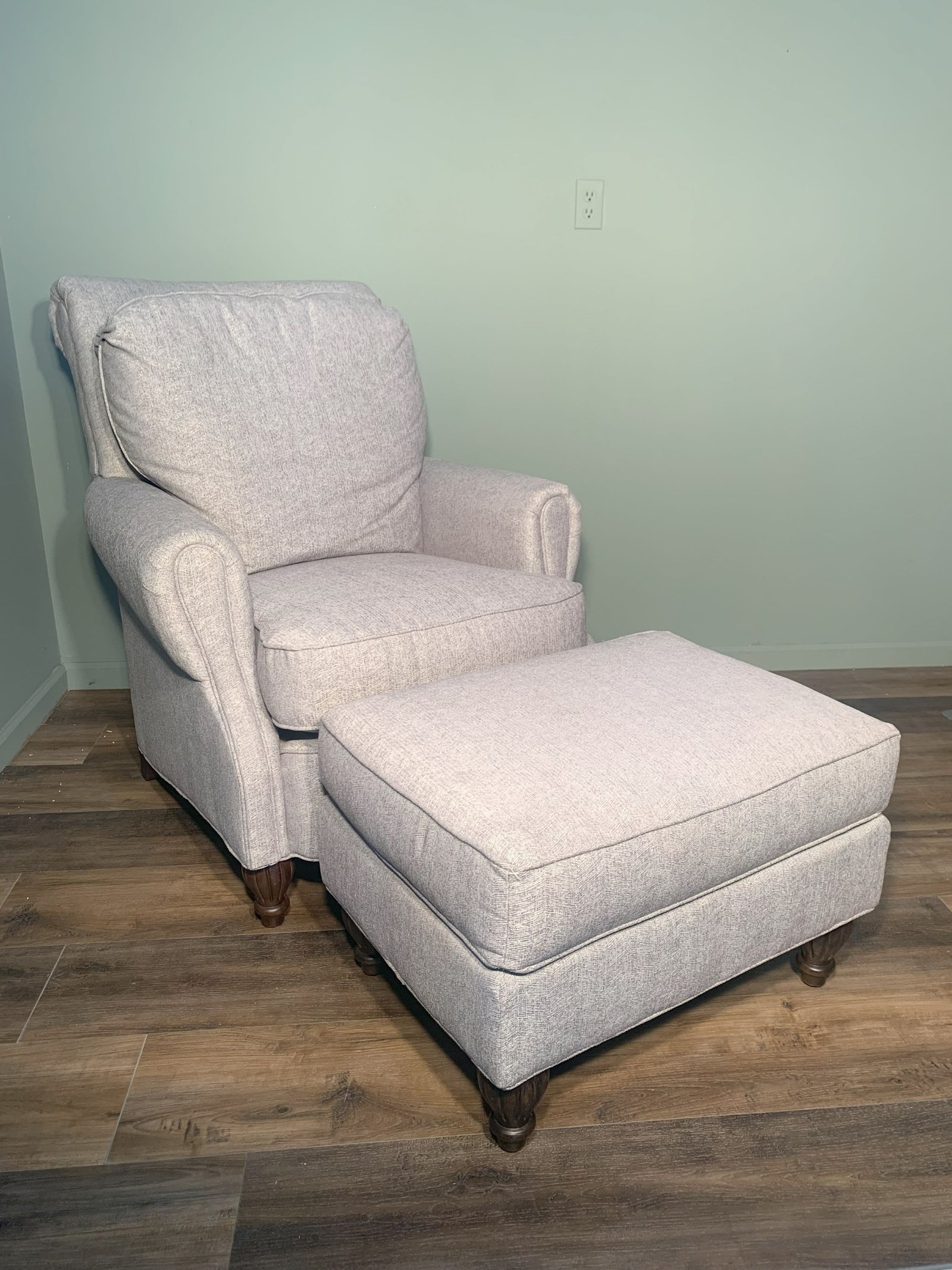LOUNGE CHAIR